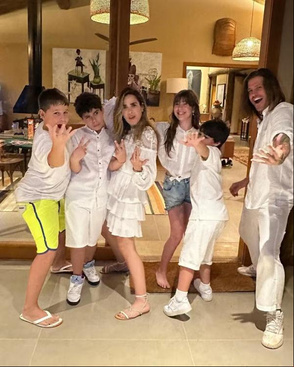 Dado Dolabella com os filhos, João, Eduardo e Ana Flor, além da atual namorada, Wanessa Camargo, e os filhos dela, João Marcus e João Francisco, do casamento com Marcus Buaiz.(Imagem:Reprodução/Instagram)