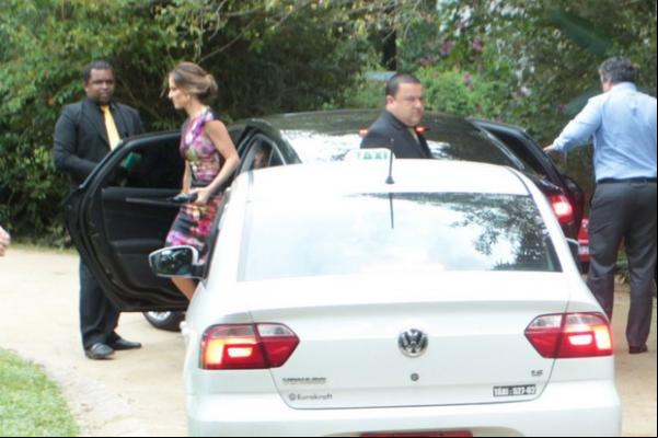 Ana Furtado e Boninho chegam para o casamento de Pedro Bial e Maria Prata, em Petrópolis, no Rio, neste sábado, 23.(Imagem:Marcello Sá Barreto / AgNews)