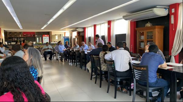 Prefeito e lideranças se reúnem para discutir preparativos do culto em ação de graças em Floriano.(Imagem:Divulgação)