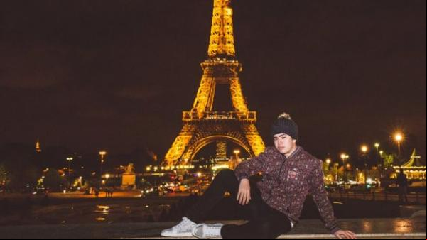 Whindersson Nunes em Paris, onde apresentou pela primeira vez seu espetáculo de humor em duas sessões lotadas.(Imagem:Beto Moraes/Divulgação)
