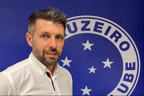 Jovem uruguaio Paulo Pezzolano assina contrato e é o novo treinador do Cruzeiro(Imagem:Reprodução)
