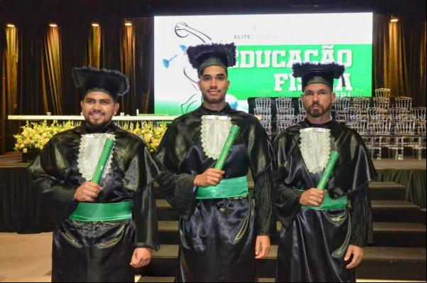 Vladimir e amigos durante colação de grau em Teresina.(Imagem:Arquivo Pessoal )