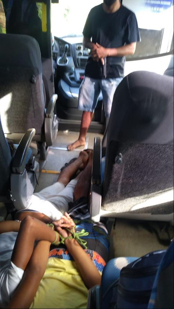Dois homens foram presos em flagrante ao tentar cometer um assalto a um ônibus que ava pela rodovia PI-112. É que dentro do veículo havia dois policiais militares à paisana, qu(Imagem:Reprodução)
