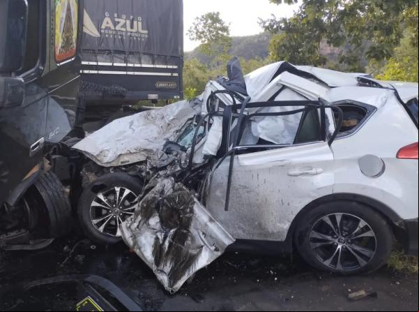 Cinco pessoas morrem em colisão entre carro e caminhão na BR-135, Sul do Piauí.(Imagem:Divulgação/PM-PI)
