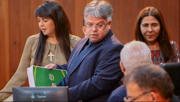 Viagem de deputado adiada votação dos empréstimos na Assembleia Legislativa.(Imagem:RobertaAline/florianonews.piauiconectado.com)