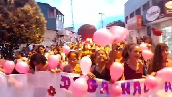 Amigos e familiares de mulher morta a facadas fazem manifestação contra feminicídio em União, no Piauí(Imagem:Reprodução)
