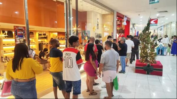 Fila para garantir o ingresso para Nova Iguaçu x Flamengo(Imagem:Mário Aguiar / ge)