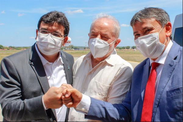 Ex-presidente Lula desembarcando no Piauí(Imagem:Dantércio Cardoso)