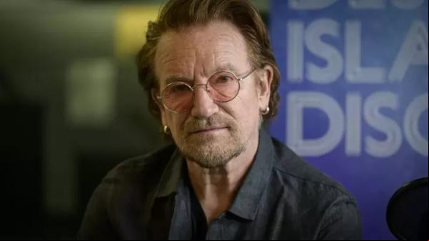 O vocalista do U2, Bono, revelou que tem um irmão, fruto de um relacionamento de seu pai com outra mulher, que ele não soube que existia por décadas.