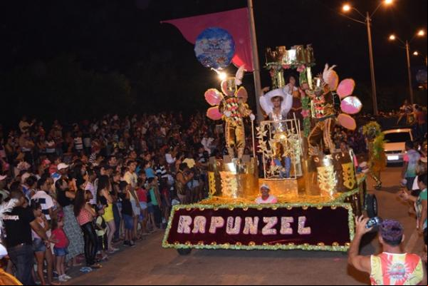 Escolas de Samba encerram com desfile o Carnaval dos Novos Sonhos de Floriano.(Imagem:Waldemir Miranda)