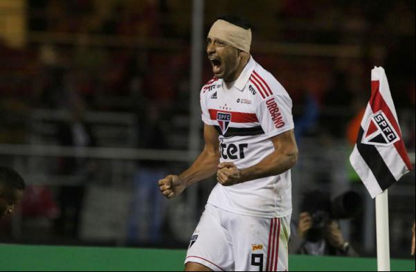 São Paulo vence, retoma liderança do Brasileiro e agora torce pelo Grêmio.(Imagem:Rubens Chiri/Saopaulofc.net)