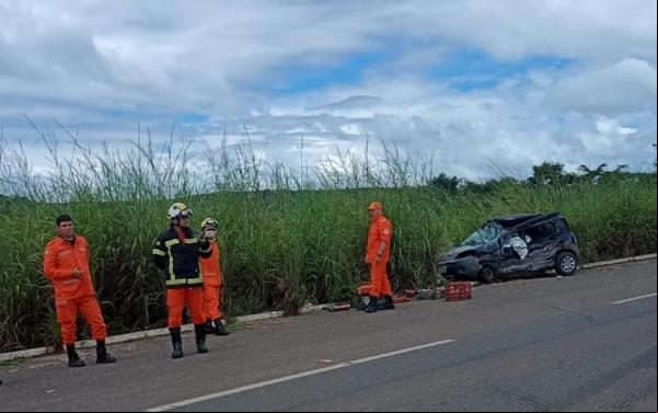 Um dos veículos ficou totalmente destruído(Imagem:Caroline Oliveira)