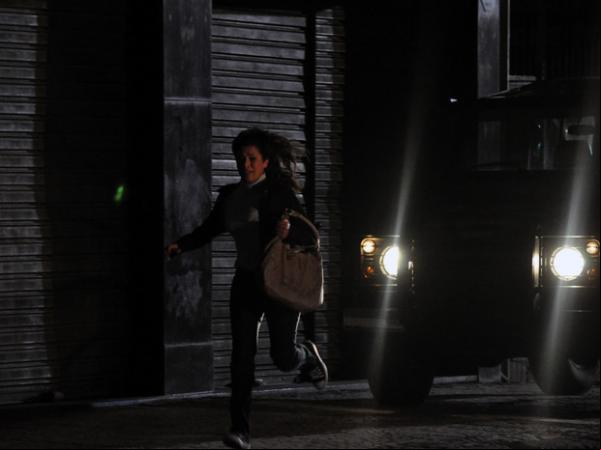 Grávida de Pedro, Irene tenta fugir do carro de Léo.(Imagem:Fábio Rocha / TV Globo)