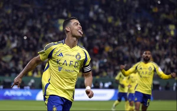 Cristiano Ronaldo marca para o Al-Nassr em duelo contra o Al-Okhdood, no Campeonato Saudita(Imagem:REUTERS/Hamad I Mohammed)