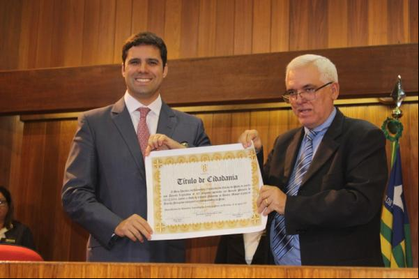Assembleia entrega título de cidadania a diretor jurídico da CSN.(Imagem:Alepi)