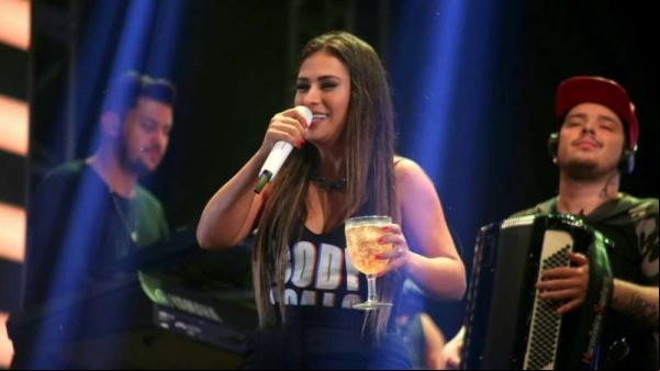 A cantora, dupla com Simaria, decidiu comentar as polêmicas dentro do