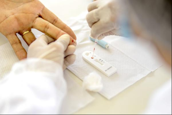 Uma pesquisa da Associação Brasileira de Redes de Farmácias e Drogarias (Abrafarma) mostrou recorde de 12.790 casos de covid-19 apontados em testes rápidos no varejo farmacêutico e(Imagem:Reprodução)