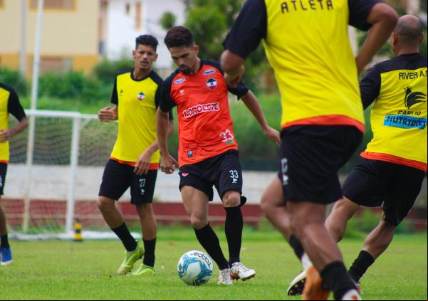 Recém-contratado, jogador aparece com contrato de empréstimo no Boletim Informativo Diário (BID) e amplia opções de Marcelo Vilar para o setor.(Imagem:Victor Costa/River AC)