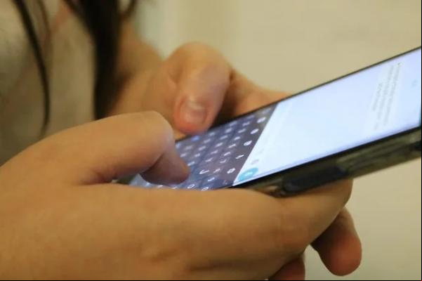 Digitando celular smartphone WhatsApp(Imagem:Lucas Marreiros/G1)