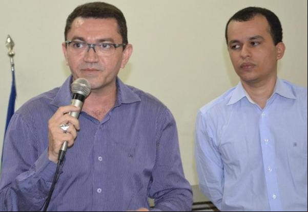 Padre Walmir ao lado do pregoeira Wicara Lima.(Imagem: José Maria Barros/GP1)