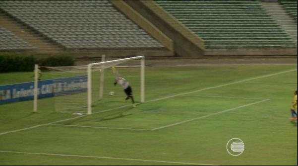 Bruna marca do meio da rua e faz golaço no Brasileirão feminino. (Imagem:Reprodução/TV Clube)