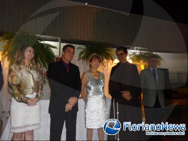Prefeito Gilberto Júnior concedeu honraria a professora Rubenita Ferreira.(Imagem:FlorianoNews)