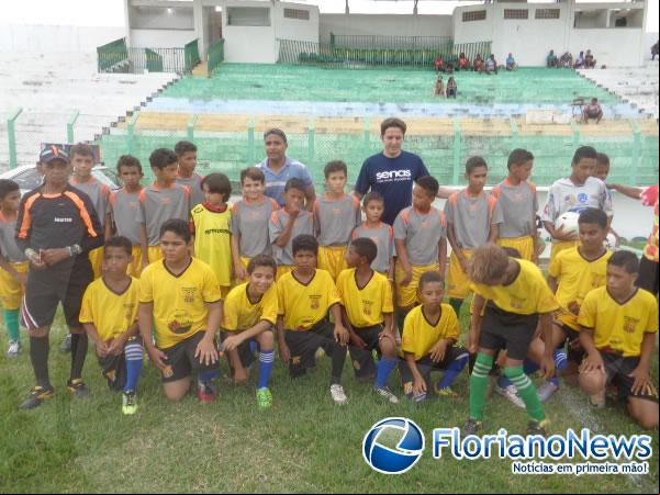 Jogo Solidário arrecada 100 kg de alimentos em prol da APAE de Floriano.(Imagem:FlorianoNews)