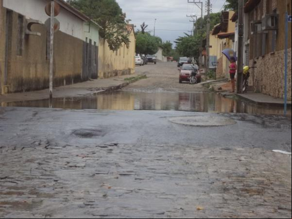 Vazamento de água está causando transtornos em ruas de Floriano.(Imagem:FlorianoNews)