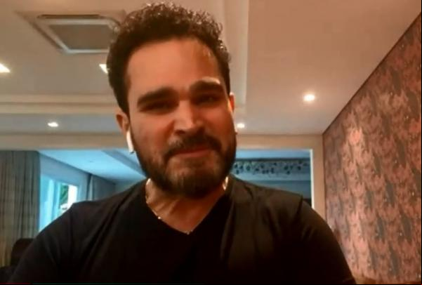 Luciano Camargo chora ao falar da morte do pai: