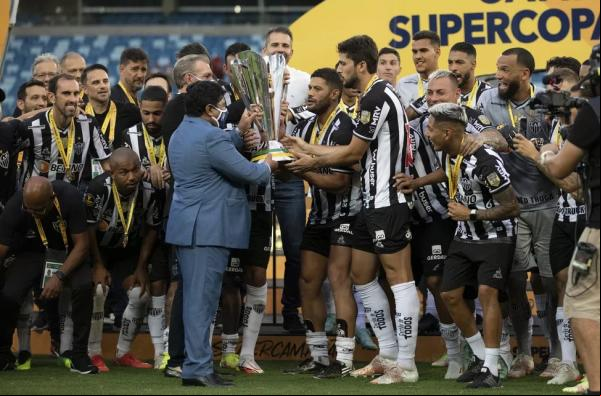 Jogadores do Atlético se preparam para erguer a Supercopa.(Imagem:Lucas Figueiredo/CBF)