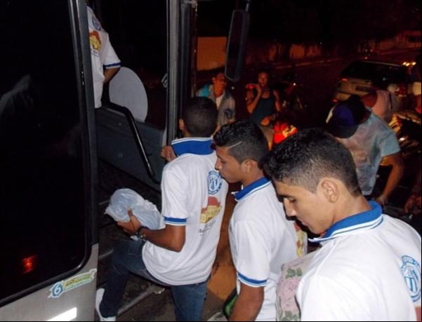 Equipe do Comercial-PI no embarque para a Copinha 2015.(Imagem:Otávio Neto/Campo Maior Em Foco)
