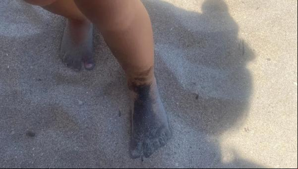 Banhistas encontram manchas de óleo em praia do litoral do Piauí.(Imagem:Geórgia Aragão/ Arquivo Pessoal )