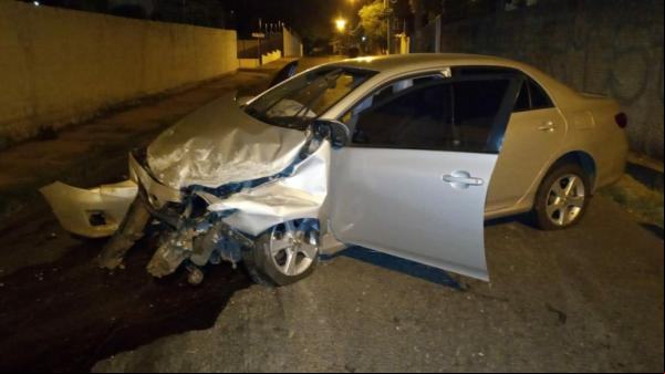 Automóvel derruba parte de muro de condomínio em acidente na Zona Leste de Teresina(Imagem:Reprodução)