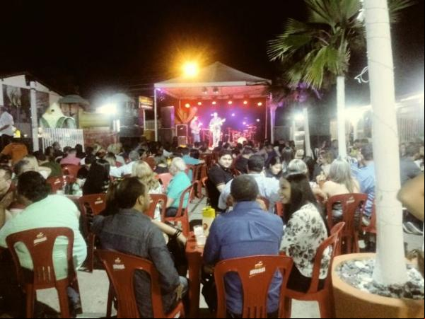 Tom Cleber lota restaurante em show realizado em Floriano.(Imagem:FlorianoNews)