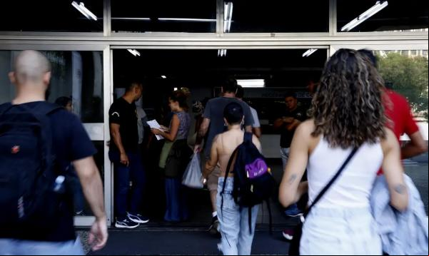Candidatos chegam para as provas do Concurso Público Nacional Unificado (NU) na UERJ, zona norte da cidade.(Imagem:Tânia Rêgo/Agência Brasil)