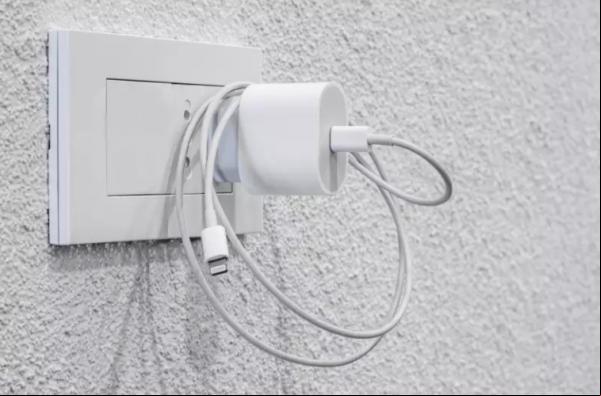 Tirar equipamentos que não estejam sendo utilizados da tomada é outra dica.(Imagem:Reprodução)