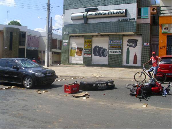 Acidente envolvendo carro e moto na Av. Bucar Neto em Floriano.(Imagem:FlorianoNews)