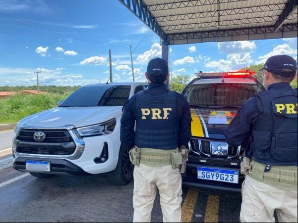 O homem, foragido por homicídio, foi detido ao tentar se ar por outra pessoa durante a abordagem.(Imagem:Divulgação/PRF)