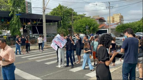 Estudantes protestam em frente ao Ministério Público, Zona Leste de Teresina.(Imagem:Layza Mourão/ g1 PI)