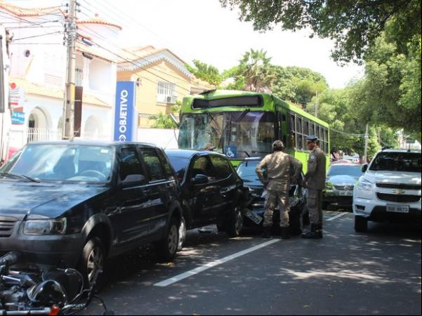 Engavetamento envolvendo 12 veículos deixou seis feridos na Av. Frei Serafim.(Imagem:Catarina Costa / G1)
