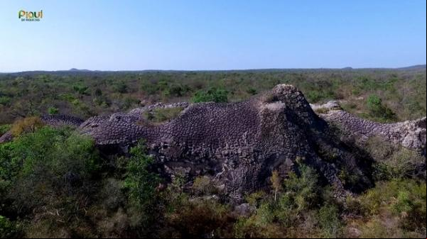 Pedra da Tartaruga, situada no Parque Nacional de Sete Cidades.(Imagem: Reprodução /TV Clube)