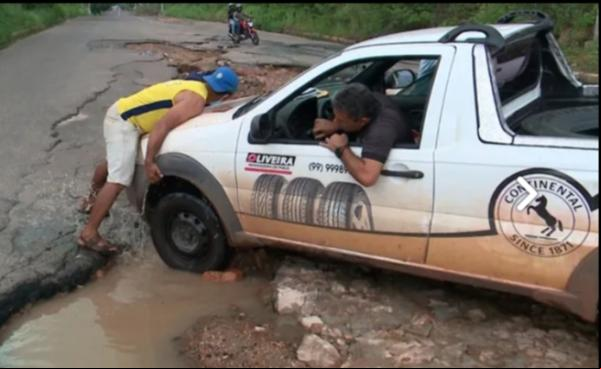 O responsável da Superintendência de Ações istrativas Descentralizadas (Saad) Leste, James Guerra, afirmou que a via não foi feita para ar o peso dos caminhões.  ?Aquele(Imagem:Reprodução)