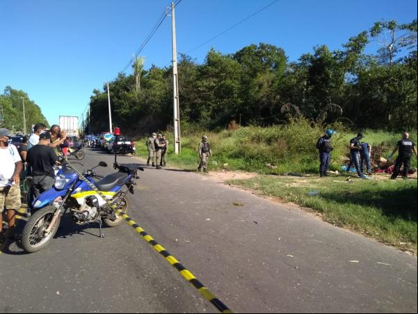 Corpos sem cabeça são encontrados às margens de avenida em Teresina.(Imagem:Marcos Teixeira/TV Clube)
