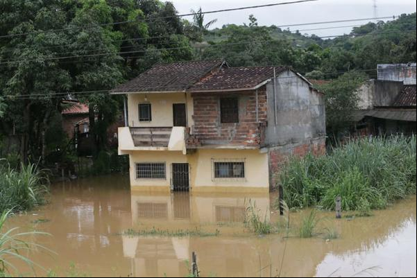 O número de pessoas desabrigadas em razão das chuvas no sul da Bahia caiu pelo segundo dia seguido, de acordo com informações da Defesa Civil estadual. Em 30 de dezembro, 37.035 d(Imagem:Reprodução)