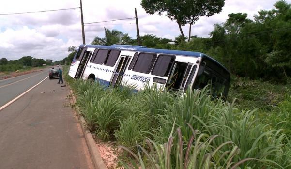 Ônibus desce barranco na BR-343 ao tentar desviar de caminhão.(Imagem:Reprodução/TV Clube)