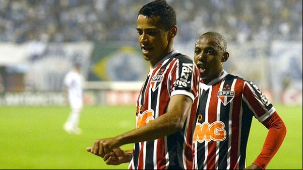 Cícero comemora na Ressacada: meia fez dois gols em sua estreia como titular.(Imagem:Ag. Estado)