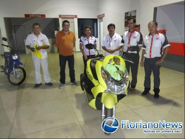 Repórter Amarelinho recebeu nova moto personalizada da Cajueiro Motos.(Imagem:FlorianoNews)