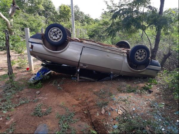 Quatro pessoas ficaram feridas após carro capotar na BR-343(Imagem:Divulgação/PRF)
