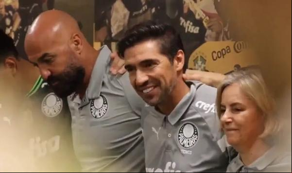 Abel Ferreira em discurso no vestiário do Palmeiras após vitória sobre o Fluminense.(Imagem:TV Palmeiras)