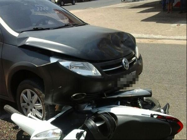 Carro arrasta motocicleta por 10 metros e ageira morre.(Imagem:Divulgação/PM)